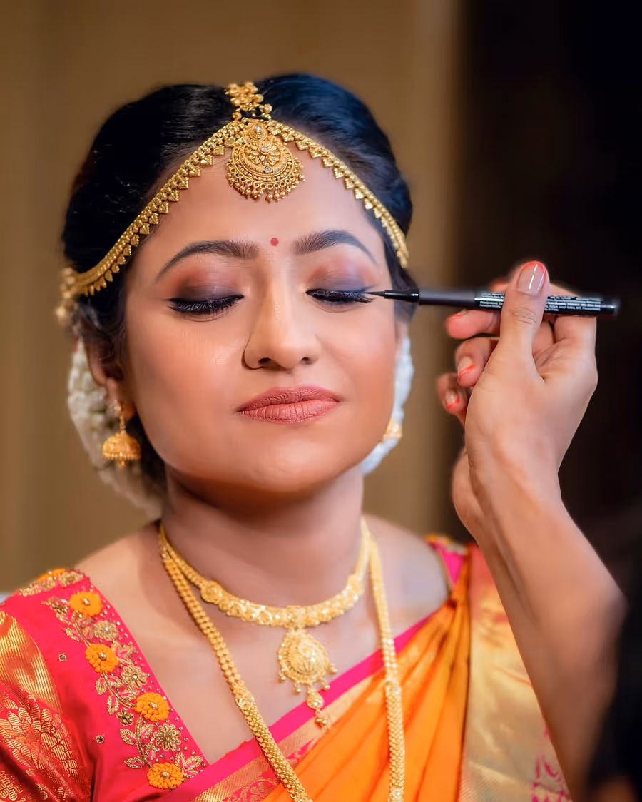 Final liner detail on a South Indian bride wearing a maang tikka